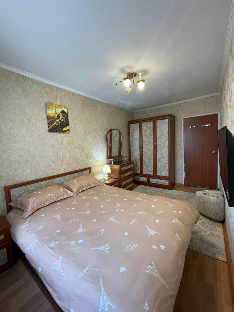 3-Х Комнатная Квартира В 5 Микр 104 Серии 4/4 Bishkek Luaran gambar