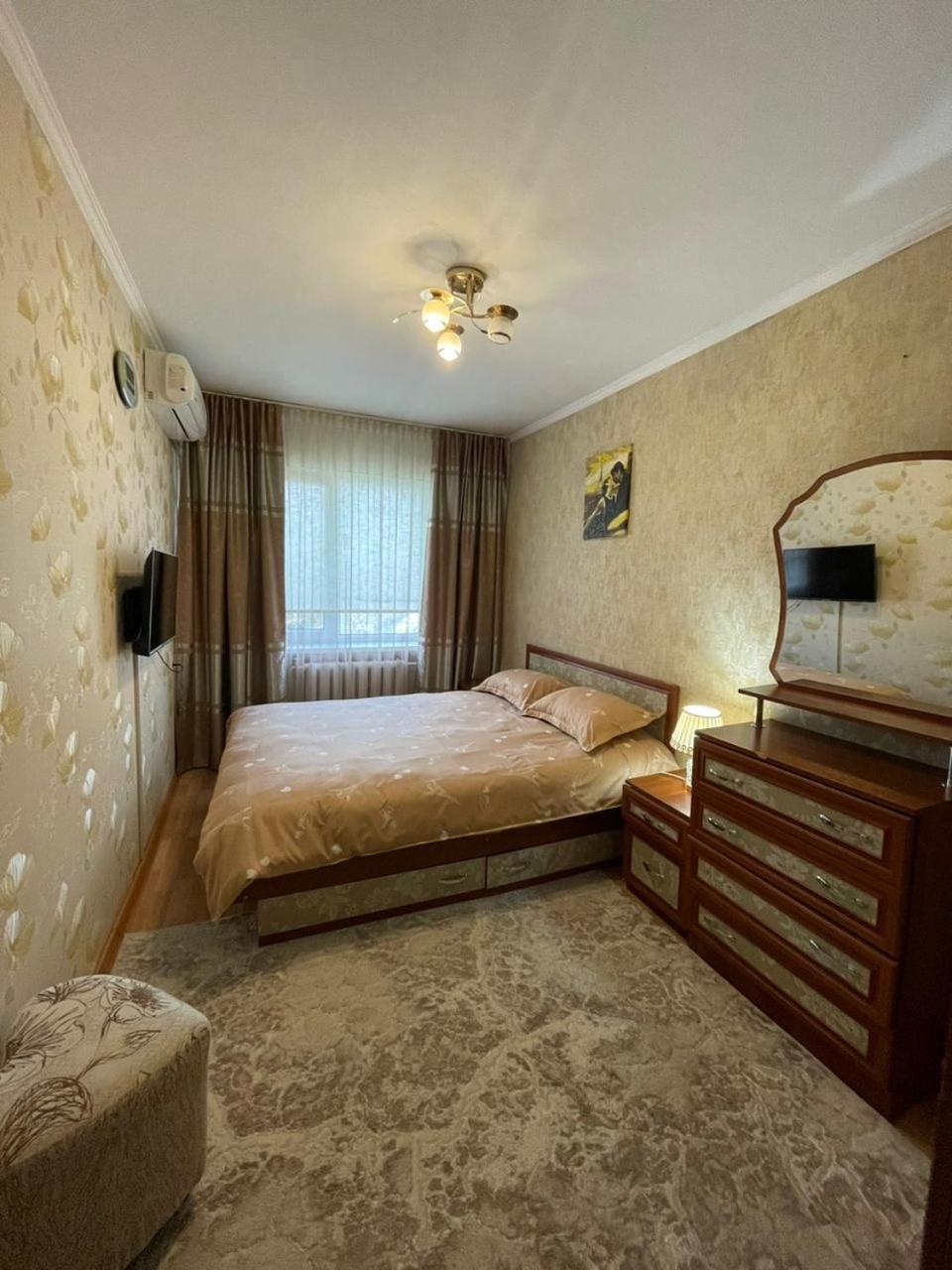 3-Х Комнатная Квартира В 5 Микр 104 Серии 4/4 Bishkek Luaran gambar